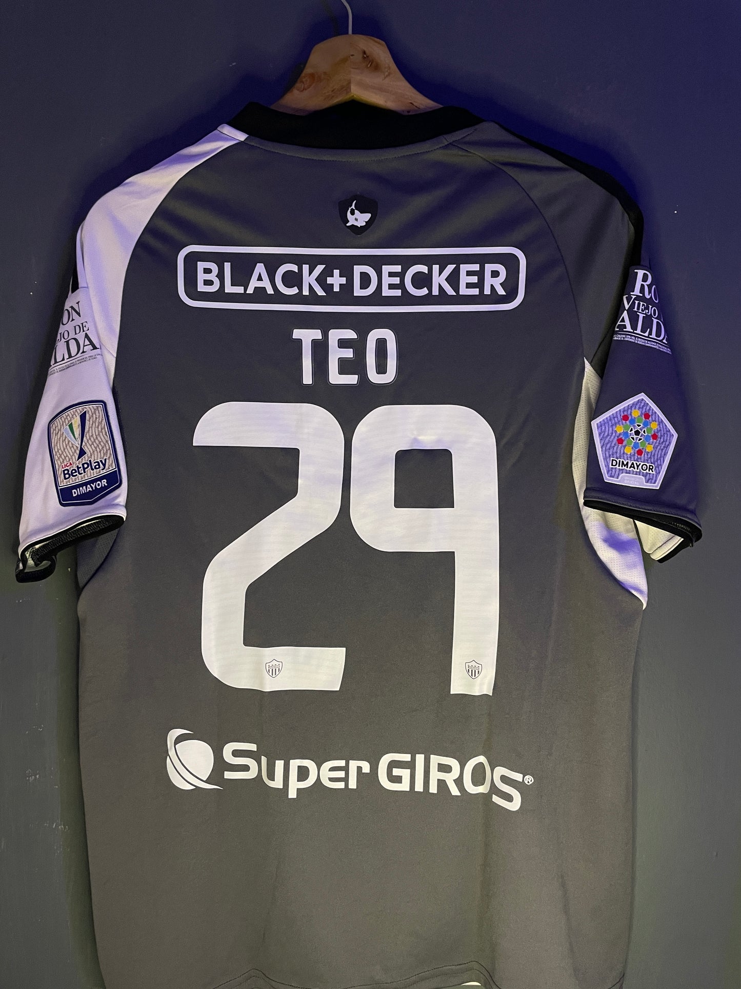 JUNIOR VISITANTE GRIS FULL PUBLI